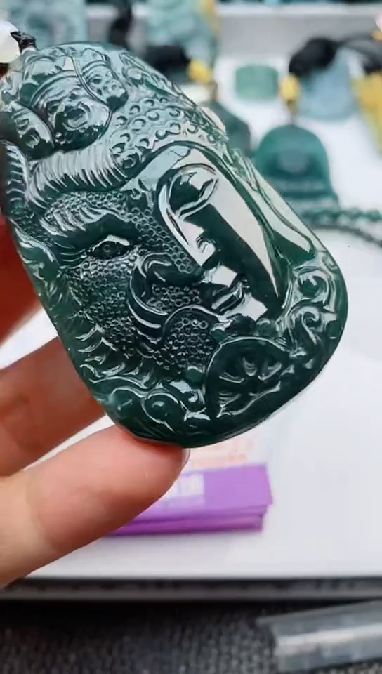 【闪购商品】翡翠颈饰未镶嵌             