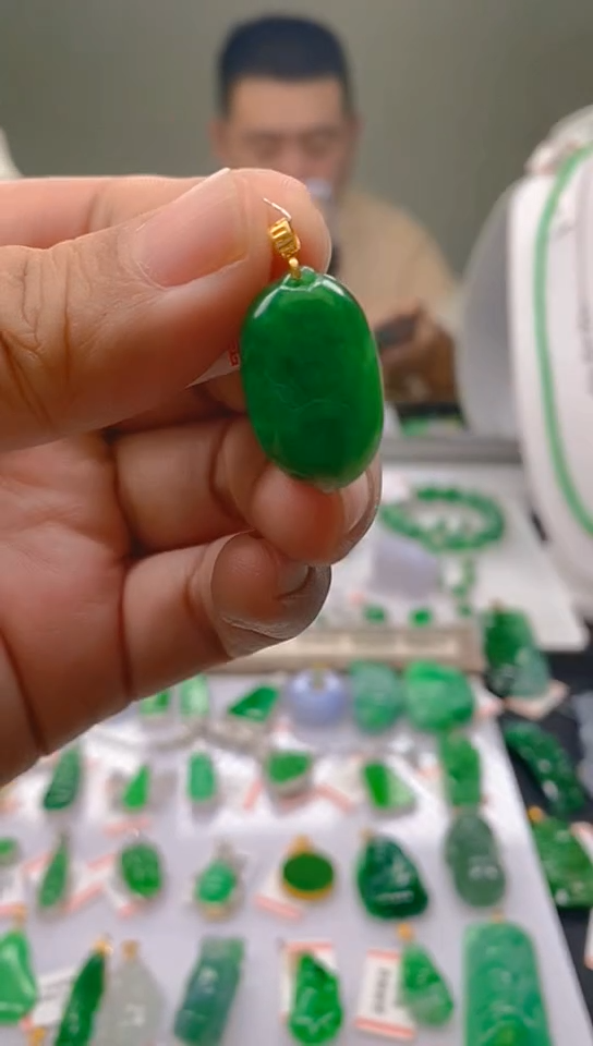 【闪购商品】翡翠颈饰18K金镶嵌福瓜