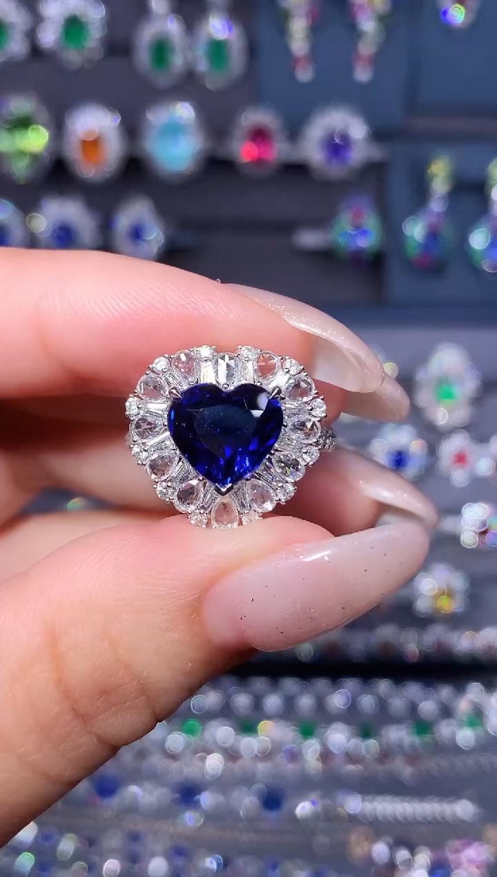 戒指蓝宝石18K金镶嵌  