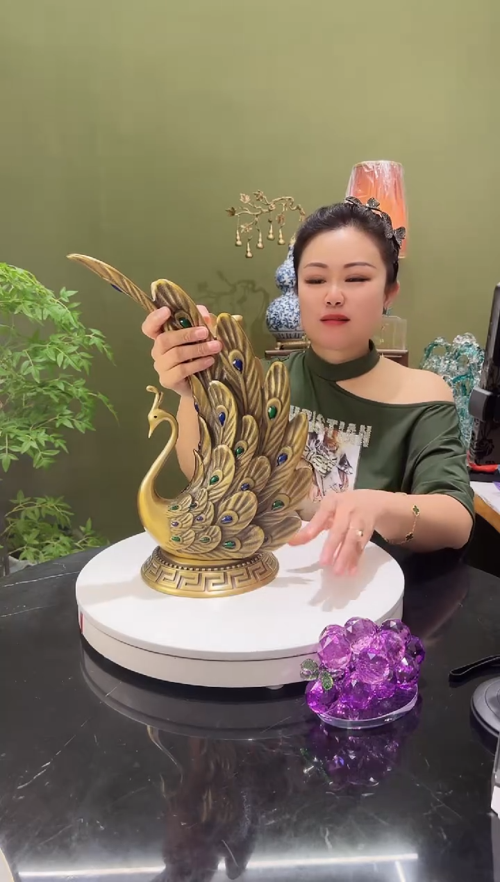 黄铜锻打孔雀摆件
