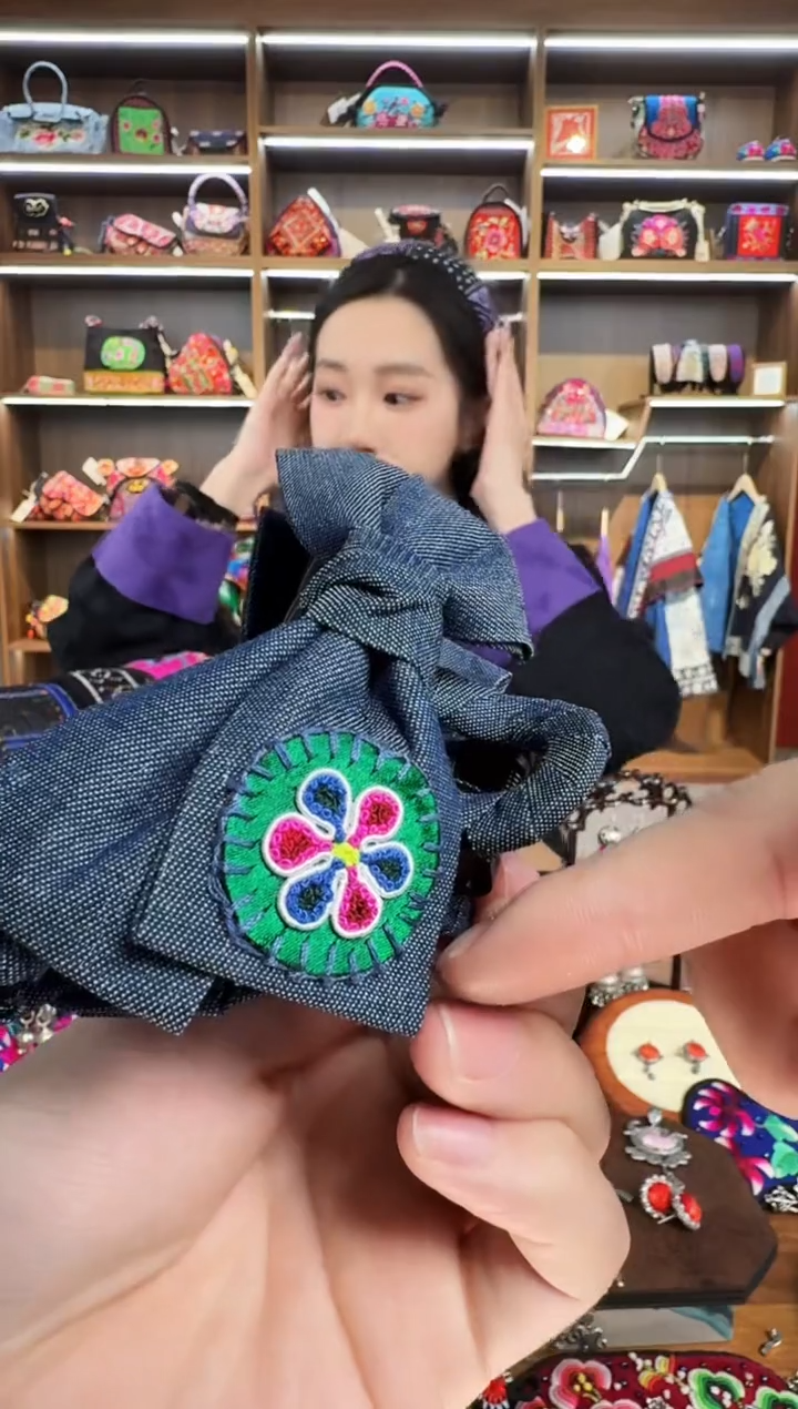 【闪购商品】织绣A10蒙阿苏苗绣传承