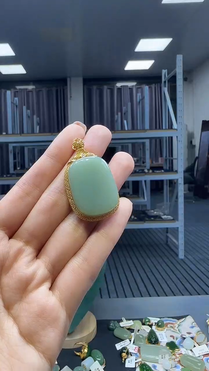 18K金镶嵌和田玉挂件1