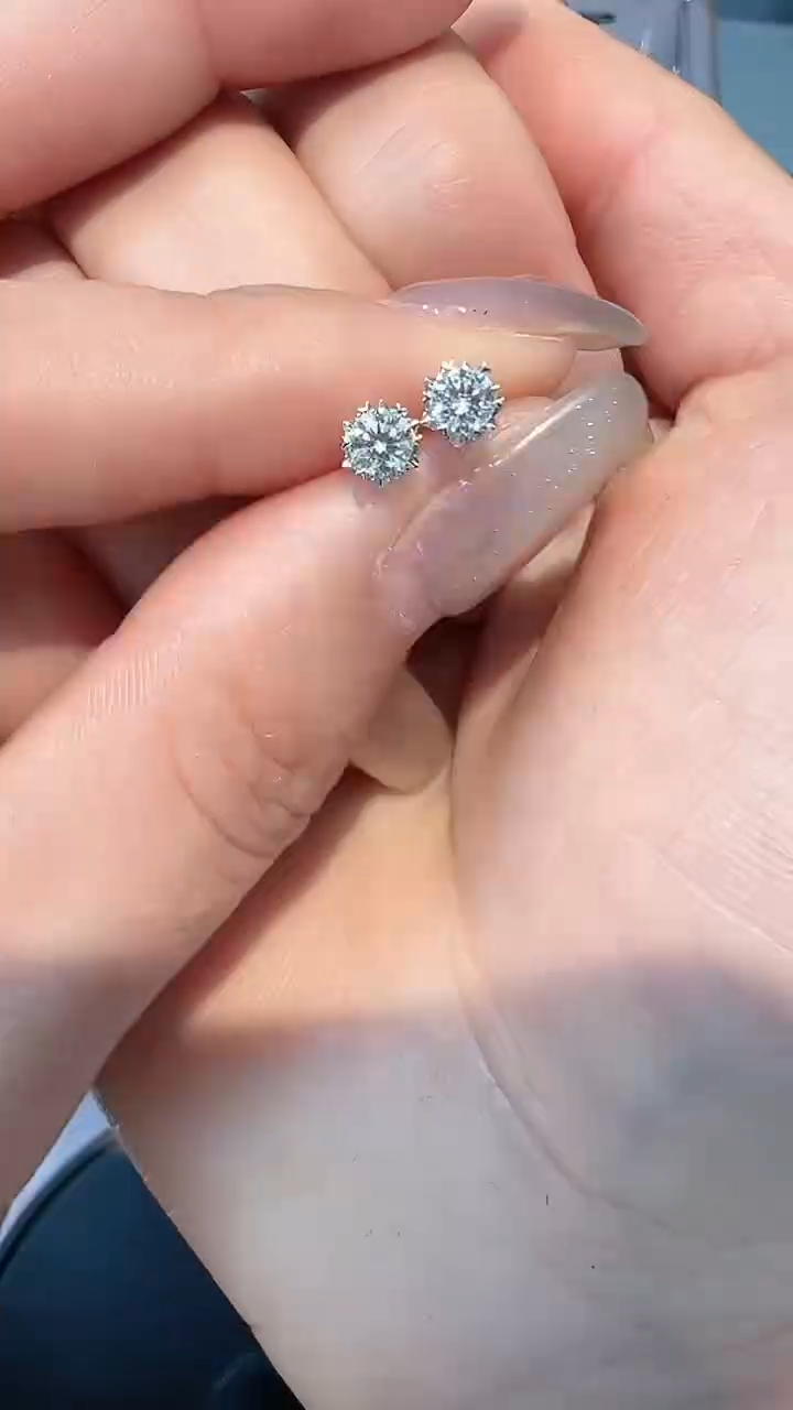 【闪购商品】钻石耳饰18K金镶嵌耳钉