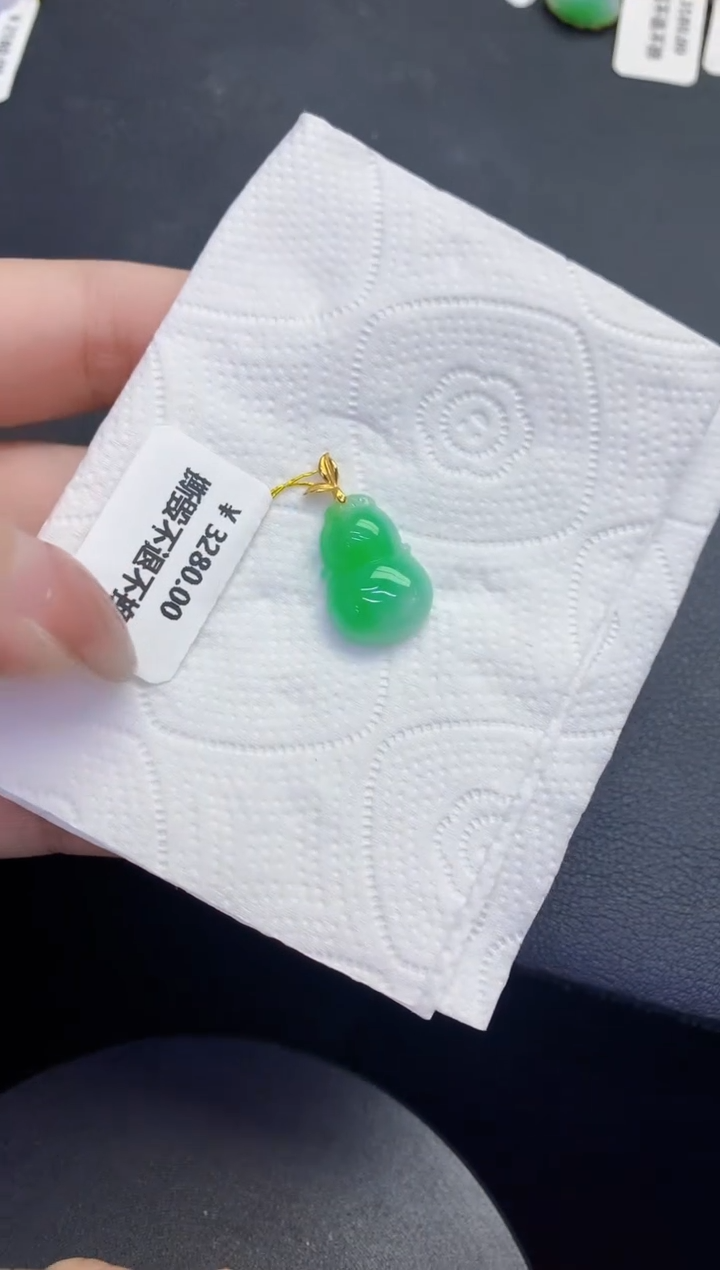 颈饰18K金镶嵌翡翠缅甸天然翡翠A货