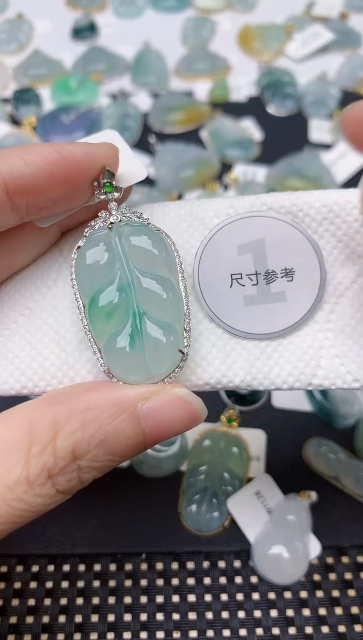 颈饰18K金镶嵌翡翠梦****方天然缅甸A货翡翠