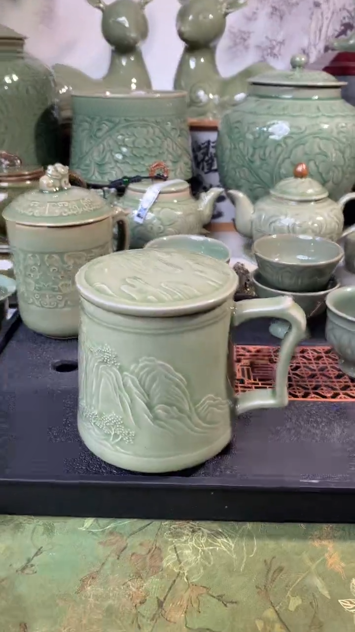 耀州窑微瑕矿点青瓷刻花办公杯溪山纹一只