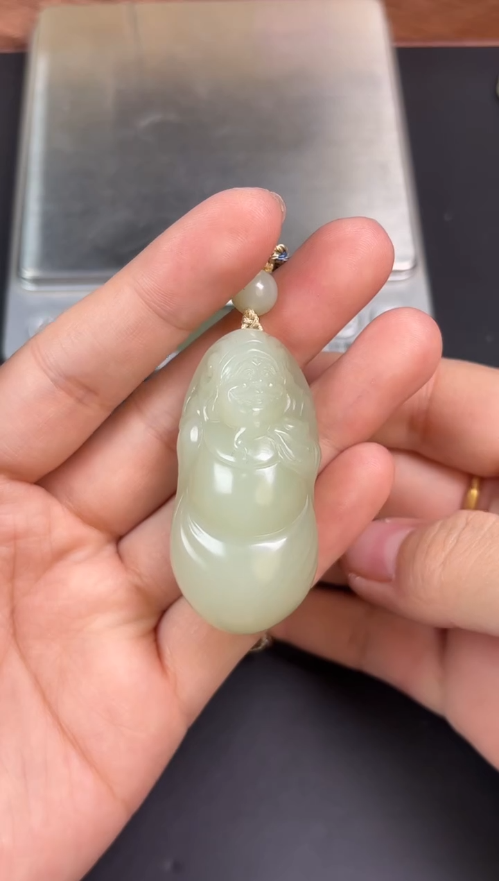 【闪购商品】和田玉吊坠(赠链)未镶嵌且末微色差迪克兰吊坠