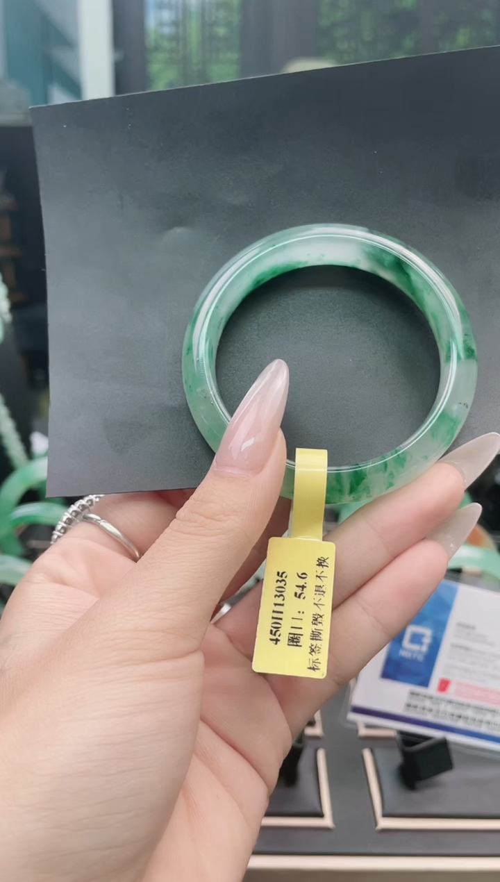 未镶嵌手镯石英质玉（非洲翠）手镯