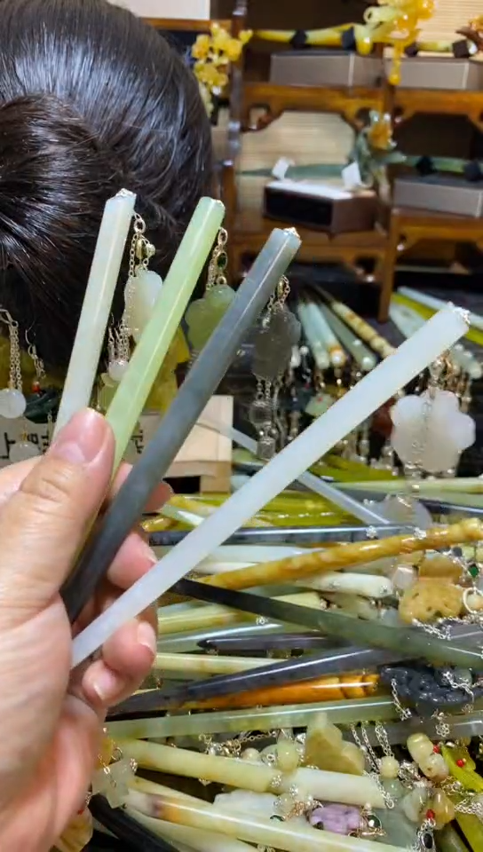 未镶嵌岫玉其它多样性发货一件  