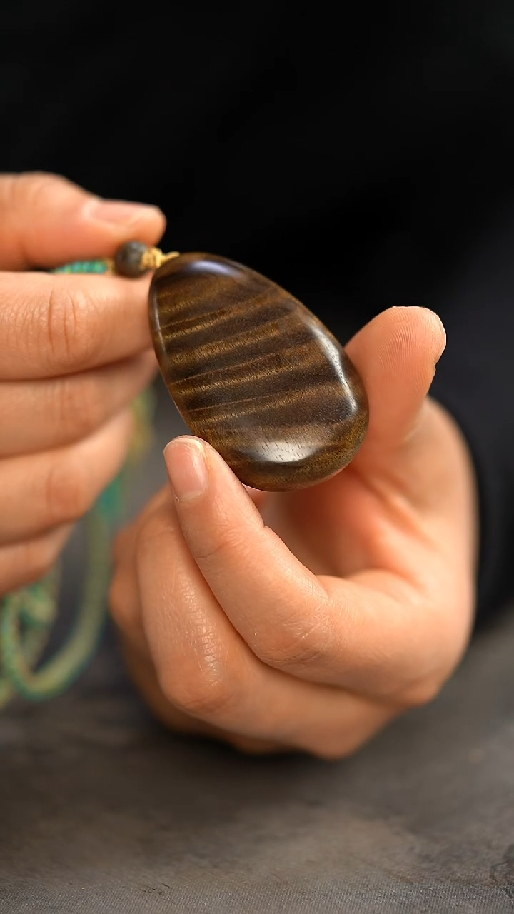 【闪购商品】金丝楠木雕满花雨滴吊坠636