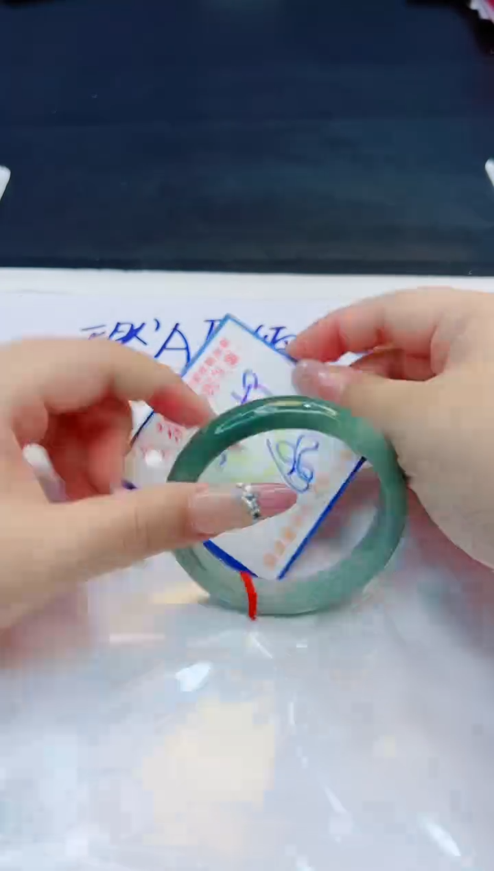 【闪购商品】翡翠手镯未镶嵌，质检证书图片色彩偏黑白