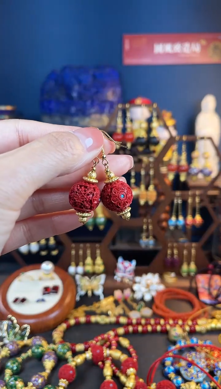 【闪购商品】红红满雕工设计师款耳钩