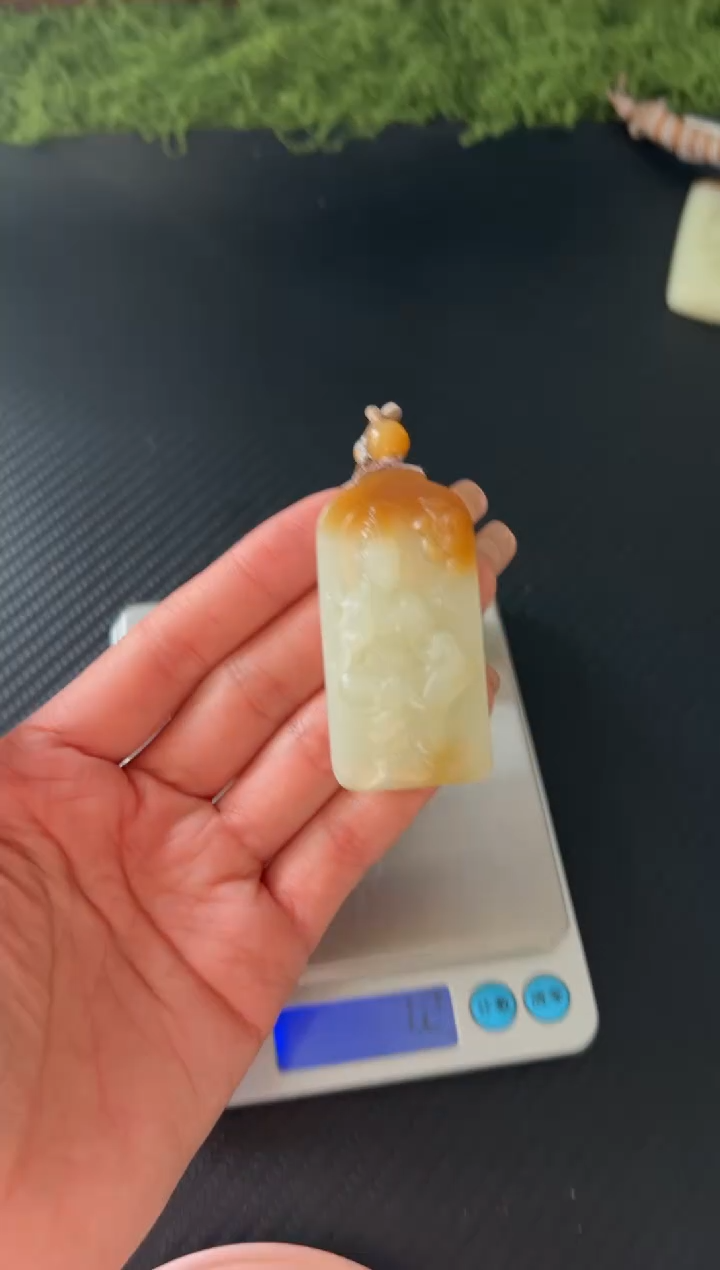 吊坠(赠链)未镶嵌和田玉若羌微色差吊坠