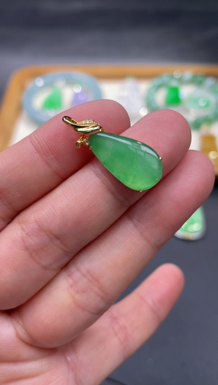 【闪购商品】翡翠颈饰18K金镶嵌20............