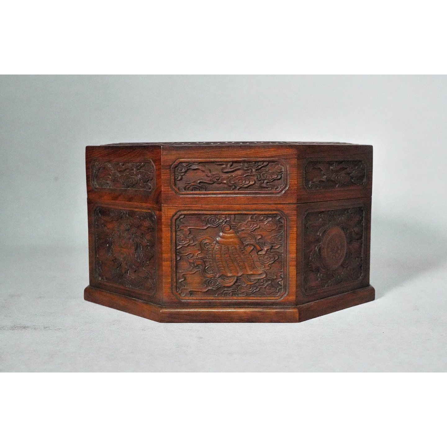 文华开物第201期拍品 6 清代 黄花梨八宝纹盖盒