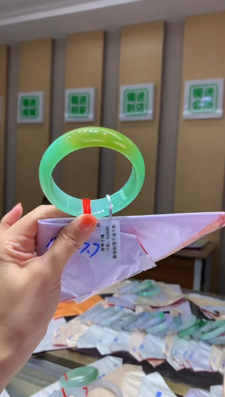 翡翠手镯未镶嵌-C207  全款63万 定金2万