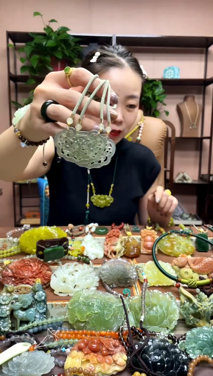 未镶嵌岫玉吊坠多样性发货发其中之一