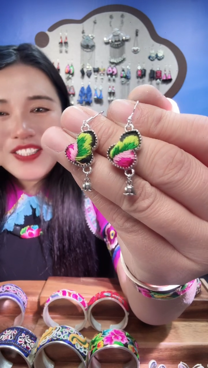 织绣非遗手工描银苗绣首饰15