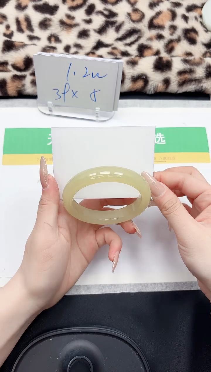 【闪购商品】石英质玉手镯未镶嵌133-60.3