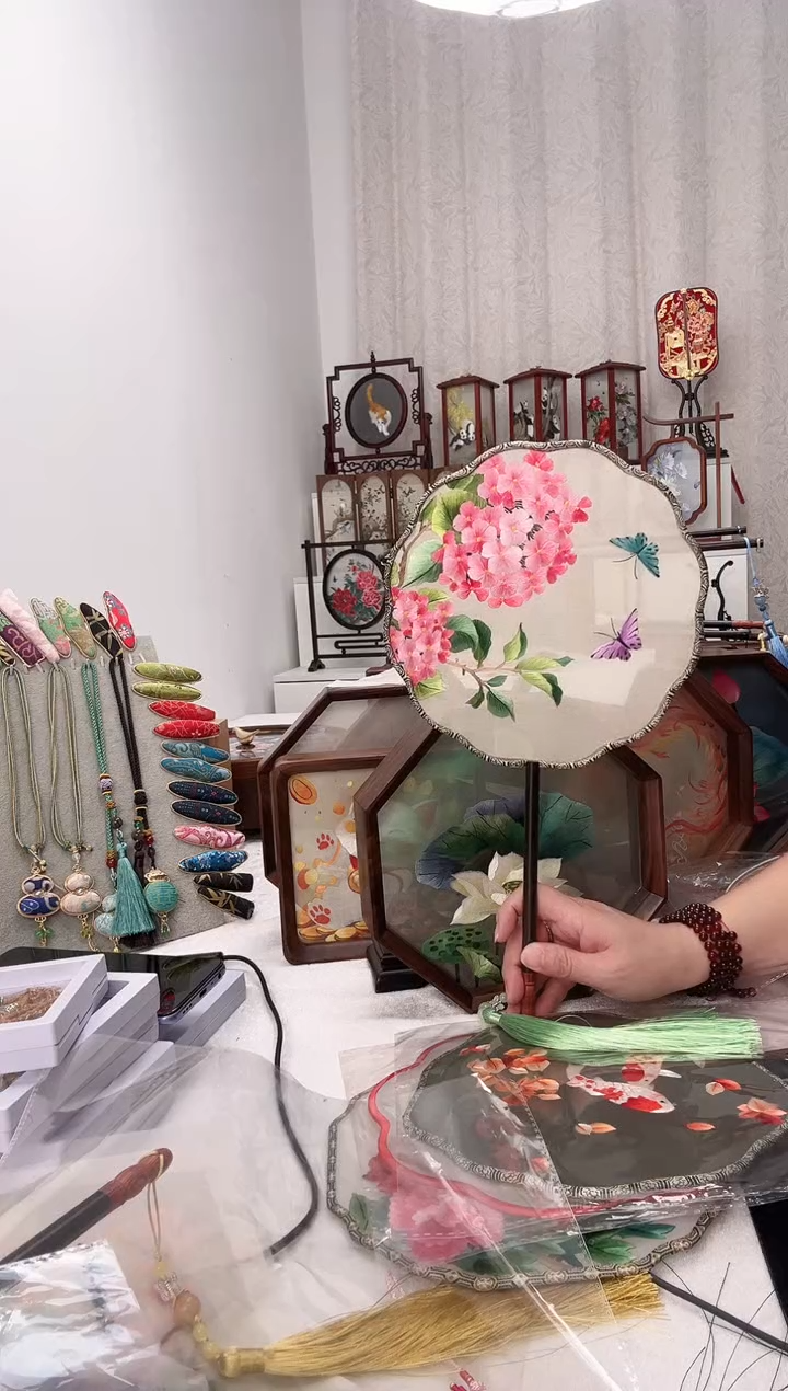 扇子苏绣作品手工团扇