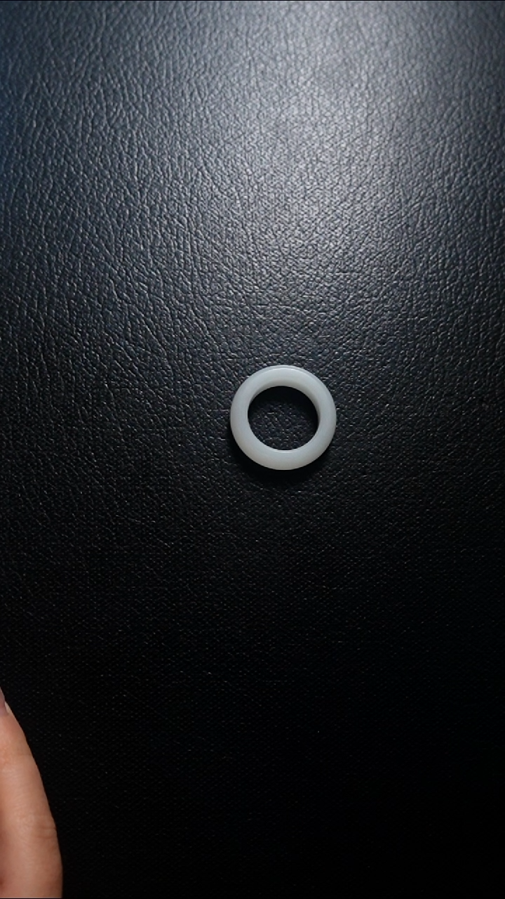 颈饰未镶嵌和田玉戒指