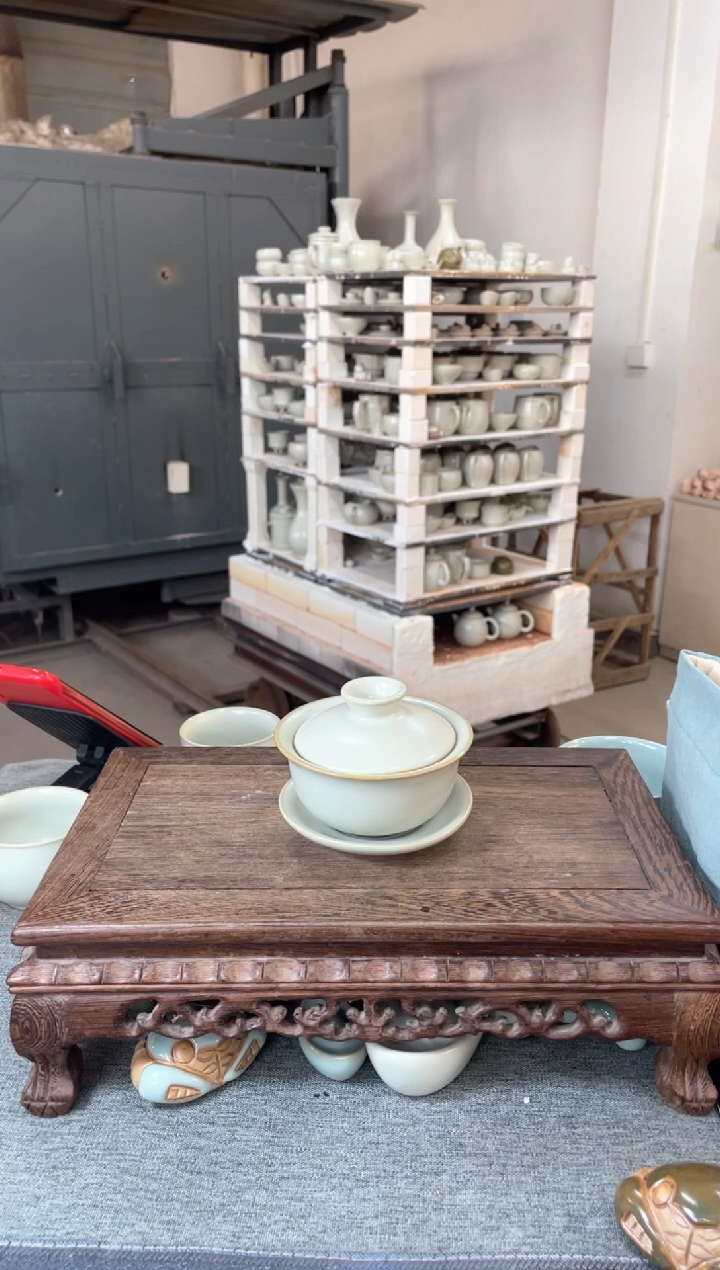 【闪购商品】月白釉青莲壶 微瑕