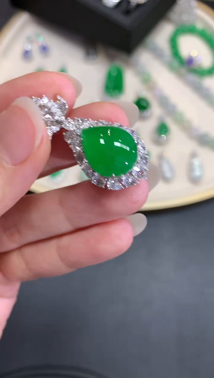 【闪购商品】翡翠吊坠(不含链)18K金镶嵌Q150|88000