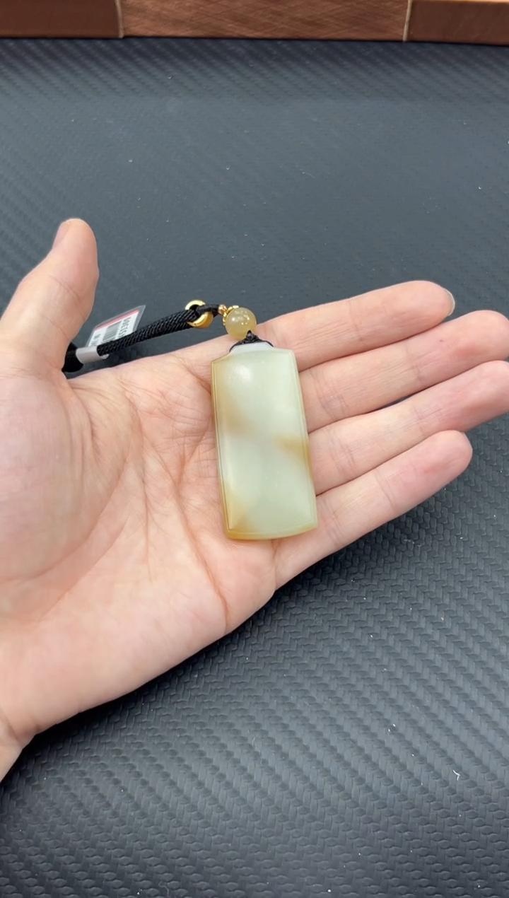 【闪购商品】和田玉吊坠(赠链)未镶嵌且末金山微色差吊坠