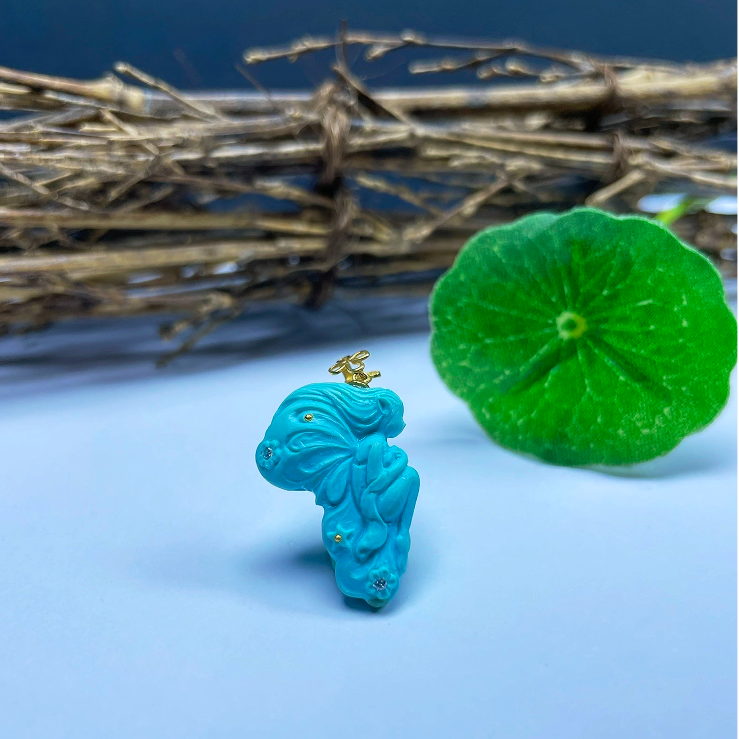 18K金天然原矿绿松石精工雕刻蝴蝶仙子吊坠尺寸22.6×16×5.5重2.2g