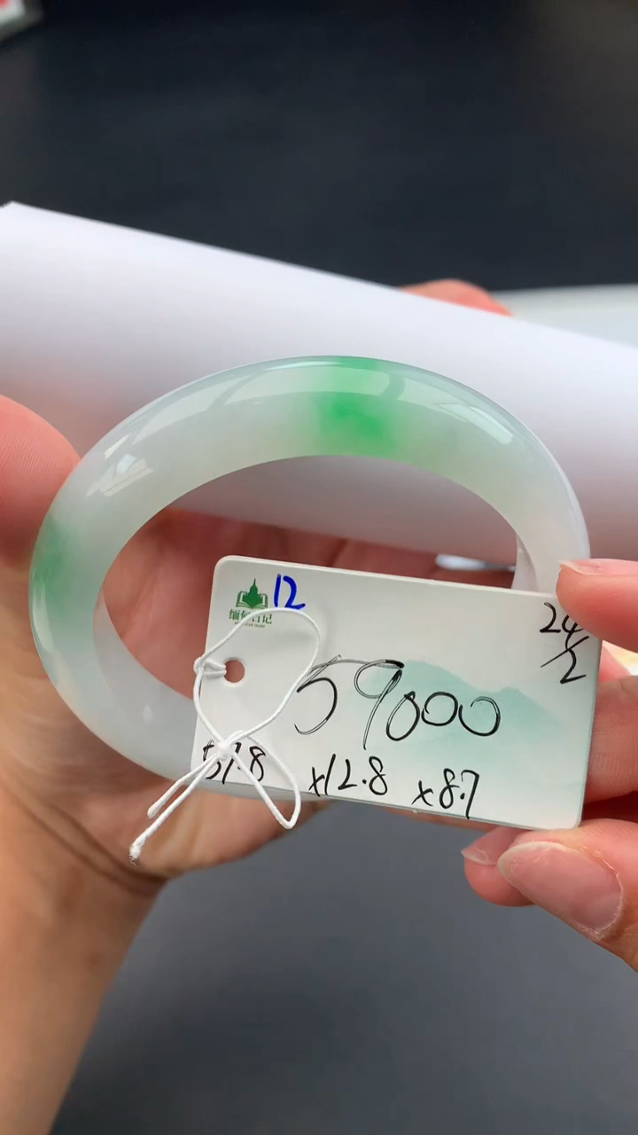 【闪购商品】翡翠手镯未镶嵌女神节#送礼#，下单联系客服核对地址~