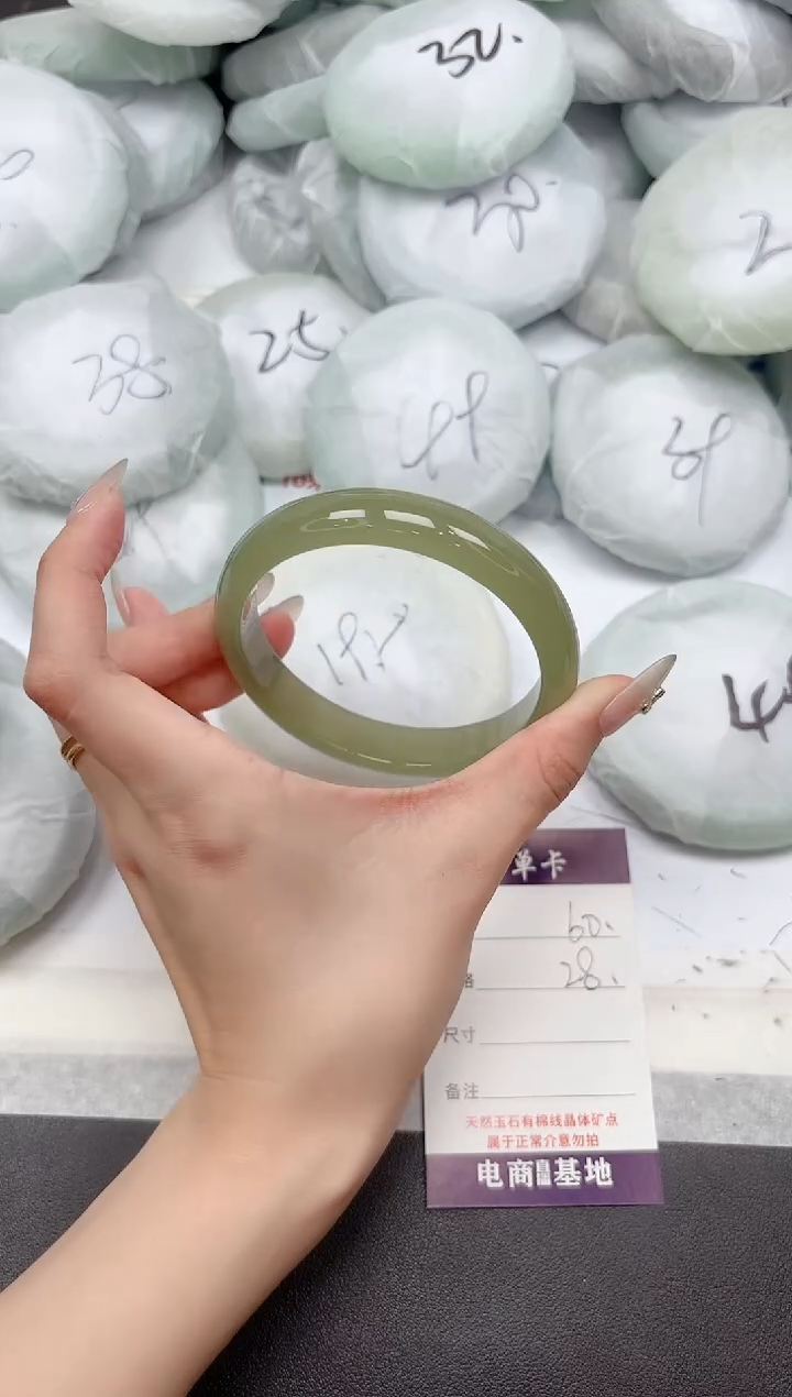 未镶嵌手镯石英质玉60-65.6