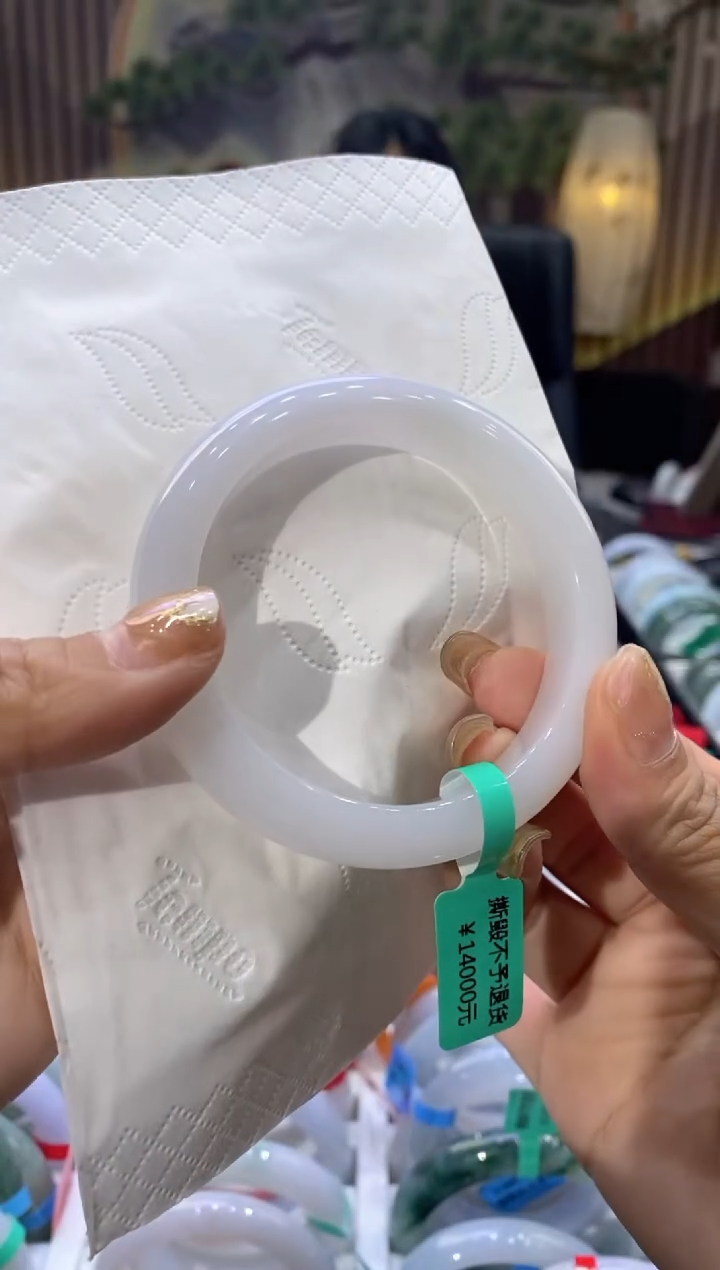 翡翠手镯未镶嵌多人05357