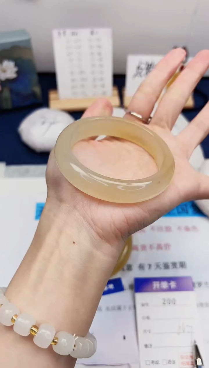 【闪购商品】石英质玉手镯未镶嵌200-玛瑙-圈口56