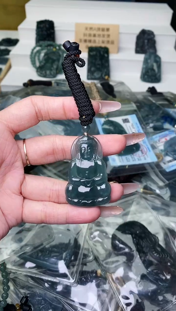 颈饰未镶嵌翡翠  