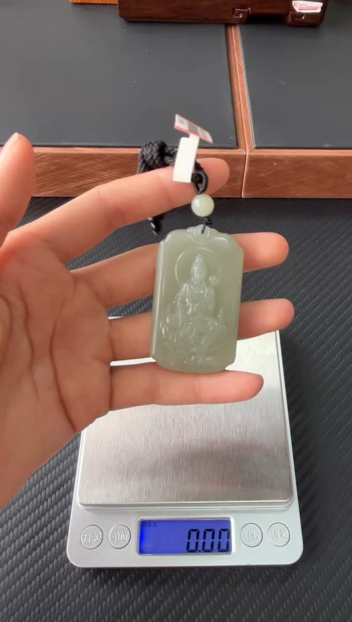 和田玉未镶嵌吊坠(赠链)且末微色差近矿