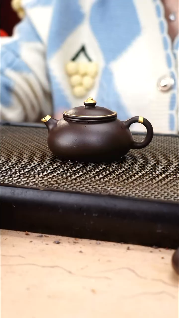 茶壶紫砂四号井茄皮紫泥描金寒江130cc