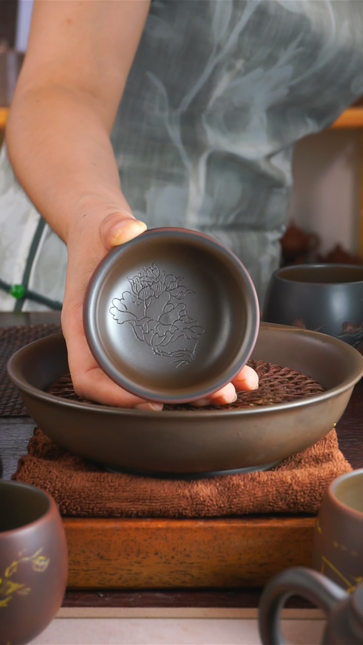 陶少**、荷花内刻小杯子