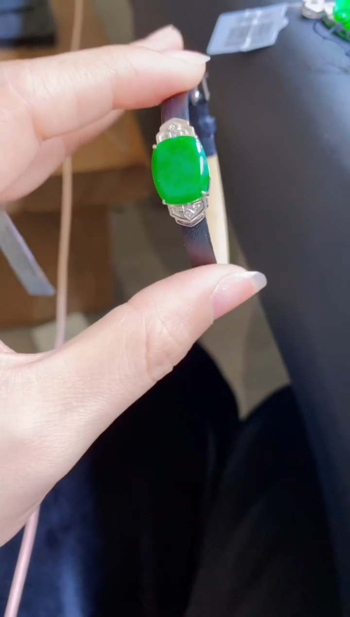 颈饰18K金镶嵌翡翠手表