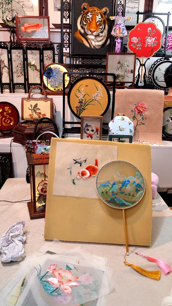 织绣莼*定制湘妃竹扇子纯手工绣花猫