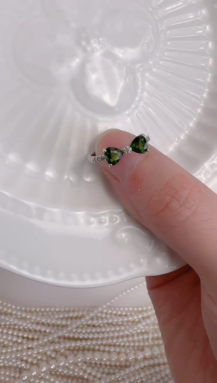 【闪购商品】透辉石戒指银S925镶嵌蝴蝶结戒指