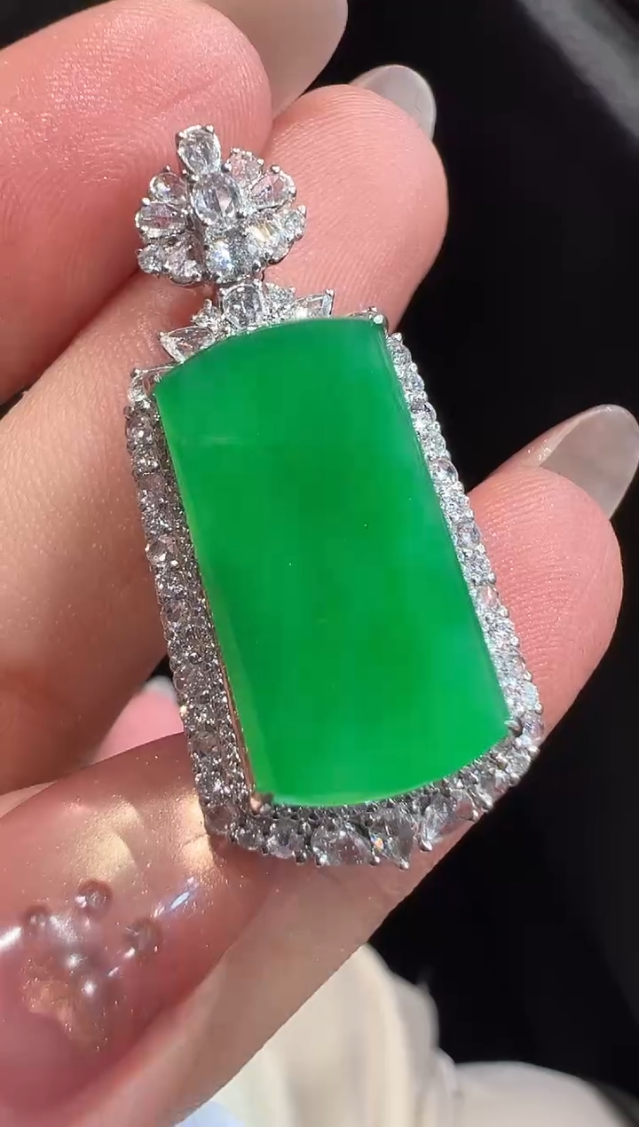 颈饰18K金镶嵌翡翠吊坠