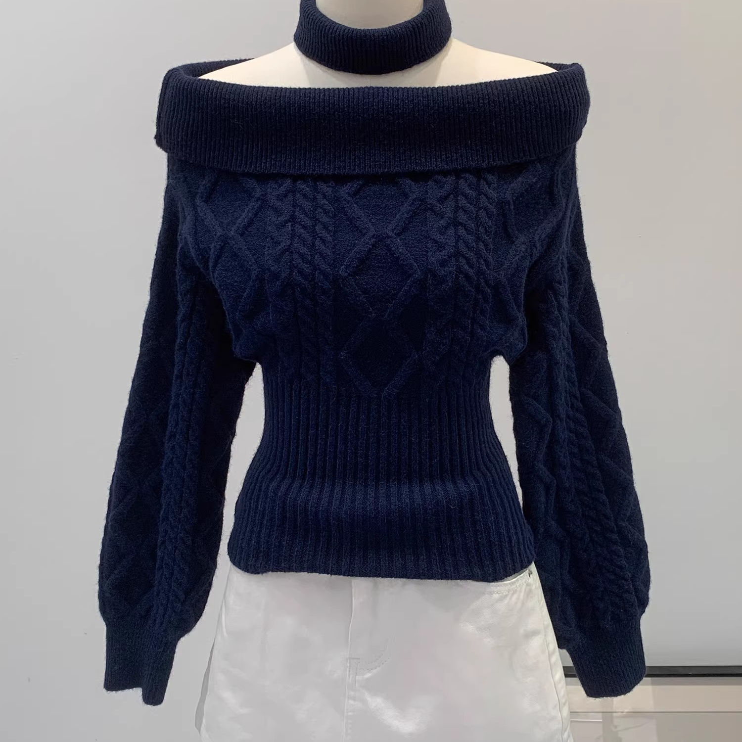 法式绝美藏青色一字肩露肩毛衣挂脖针织衫女新款修身短款收腰上衣