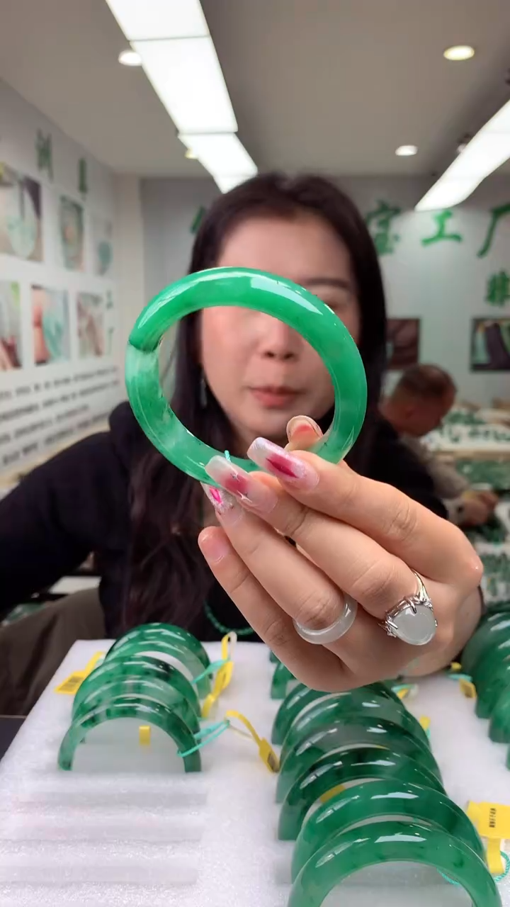 【闪购商品】石英质玉手镯未镶嵌56+