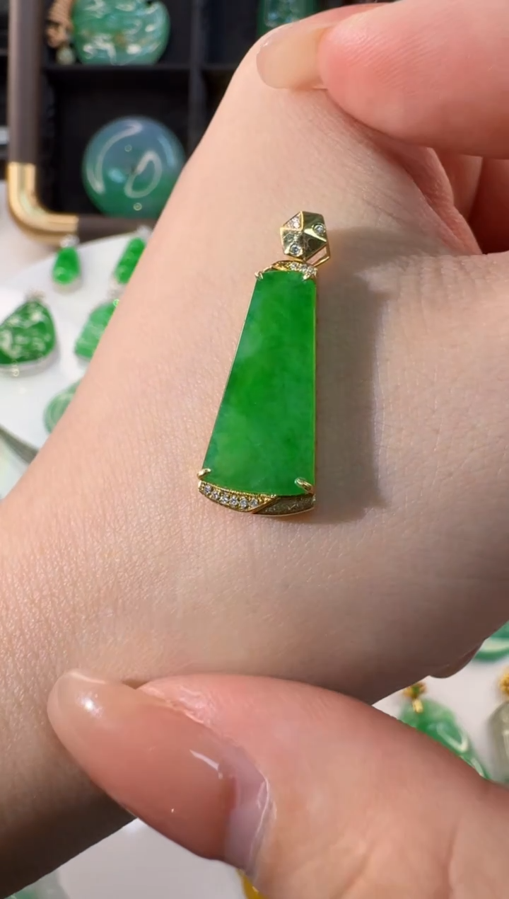 颈饰18K金镶嵌翡翠缅甸A货翡翠