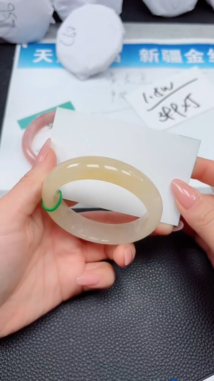 【闪购商品】石英质玉手镯未镶嵌A320