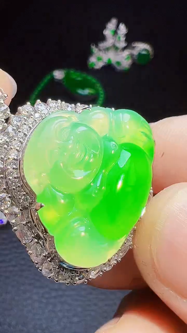 颈饰18K金镶嵌翡翠七*?翡翠