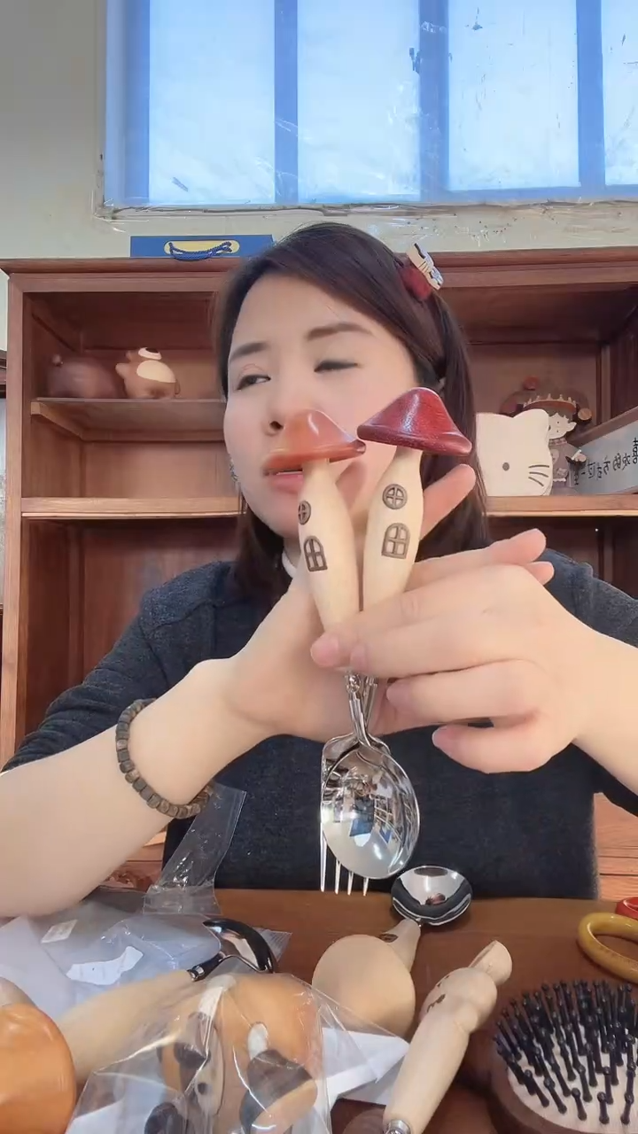 木红蘑菇叉子+黄蘑姑勺子  瑕疵