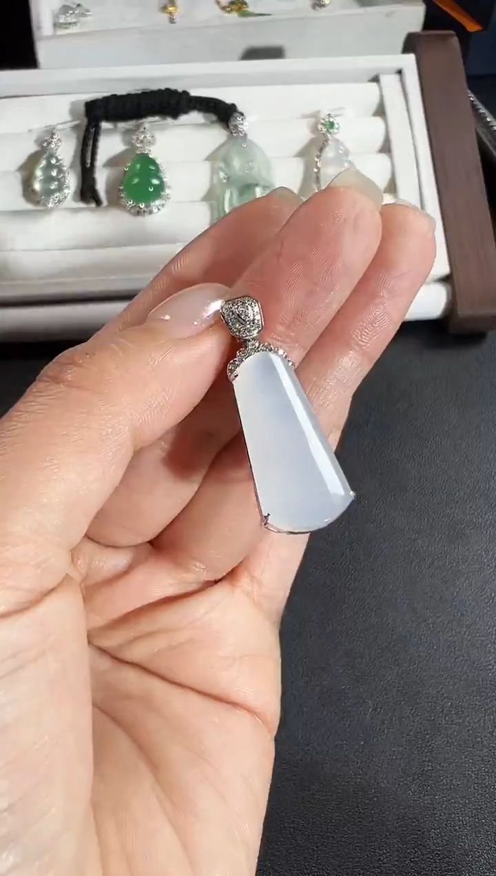 颈饰18K金镶嵌翡翠KXHM1223-025