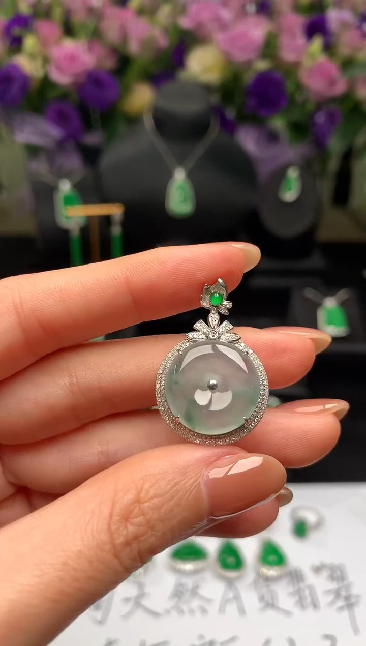 颈饰18K金镶嵌翡翠平安扣