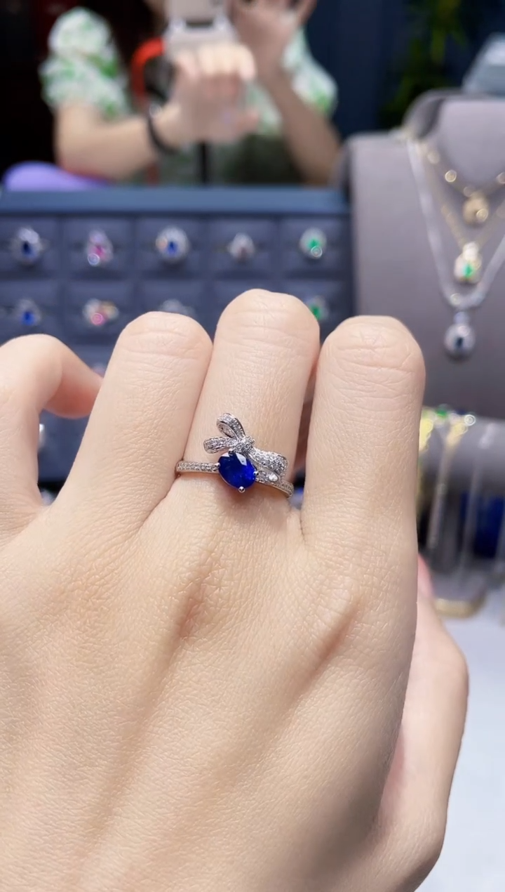 【闪购商品】蓝宝石戒指18K金镶嵌1.00克拉 皇家蓝